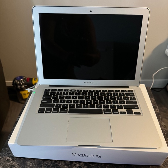 Apple MacBook Air - Picture 1 of 5